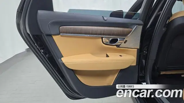 Volvo V90 Cross Country 2023 — Photo 9/34
