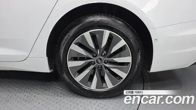 Audi A6 2021 — ფოტო 21/32