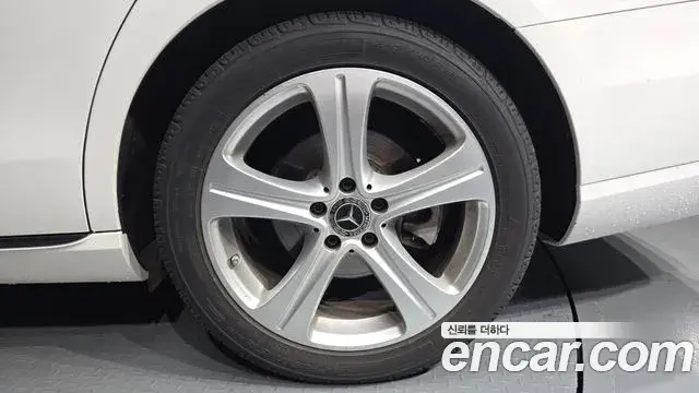 Mercedes-Benz E-Class 2018 — ფოტო 29/31