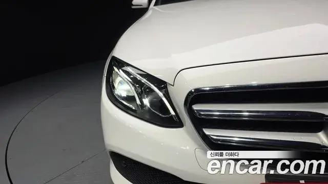 Mercedes-Benz E-Class 2018 — ფოტო 20/31