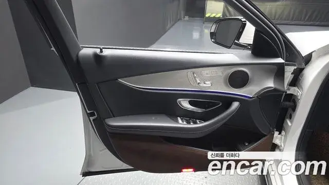 Mercedes-Benz E-Class 2018 — ფოტო 21/31