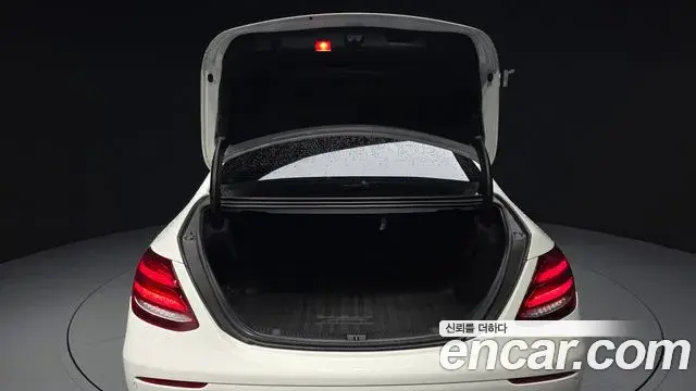Mercedes-Benz E-Class 2018 — ფოტო 28/31
