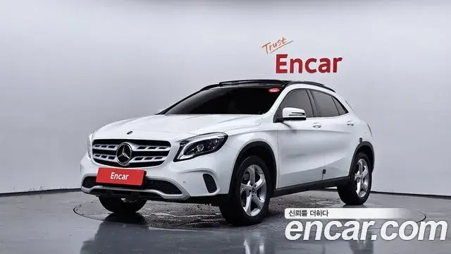 Mercedes-Benz GLA-Class 2018 — Şəkil 24/32