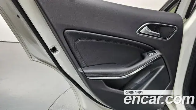 Mercedes-Benz GLA-Class 2018 — Şəkil 30/32