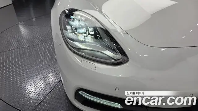 Porsche Panamera 2018 — Şəkil 27/30