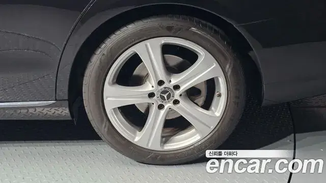 Mercedes-Benz E-Class 2018 — Şəkil 26/32