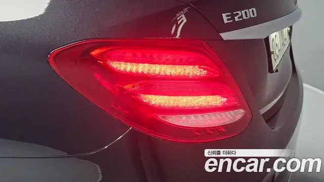 Mercedes-Benz E-Class 2018 — Şəkil 22/32