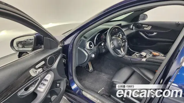 Mercedes-Benz C-Class 2019 — Photo 7/33
