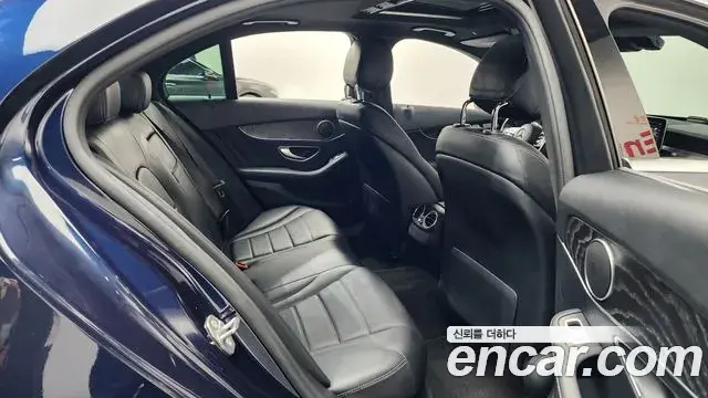 Mercedes-Benz C-Class 2019 — Photo 8/33