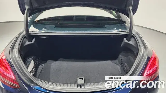Mercedes-Benz C-Class 2019 — Photo 10/33