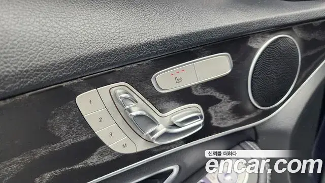 Mercedes-Benz C-Class 2019 — Photo 12/33