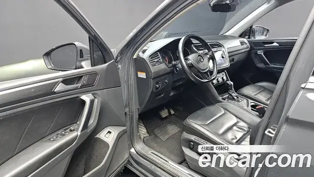 Volkswagen Tiguan 2018 — Şəkil 13/20