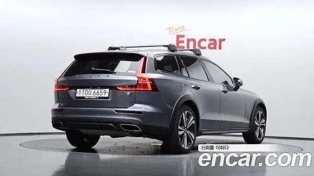 Volvo V60 Cross Country 2019 — ფოტო 8/35