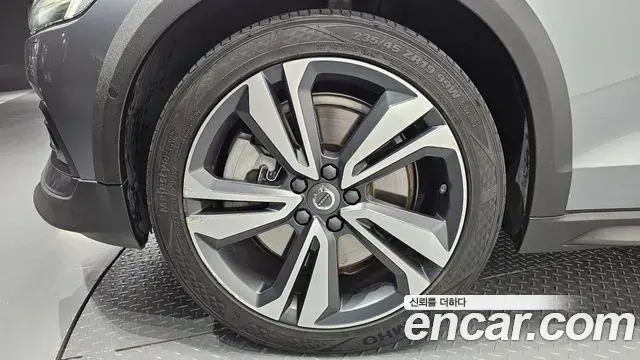 Volvo V60 Cross Country 2019 — ფოტო 32/35