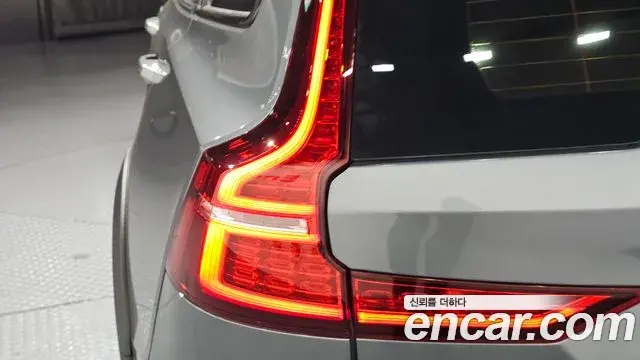 Volvo V60 Cross Country 2019 — ფოტო 15/35