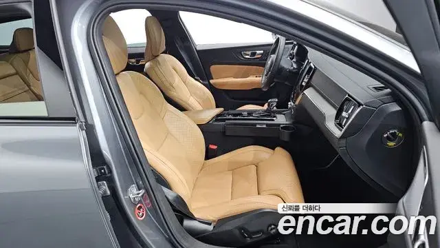 Volvo V60 Cross Country 2019 — ფოტო 30/35
