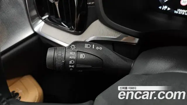 Volvo V60 Cross Country 2019 — ფოტო 18/35