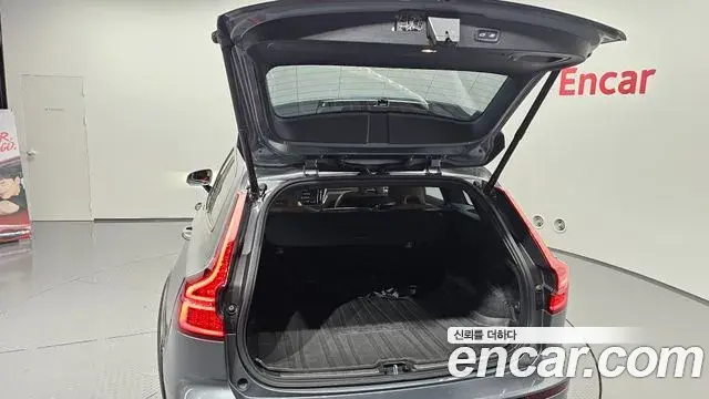 Volvo V60 Cross Country 2019 — ფოტო 26/35
