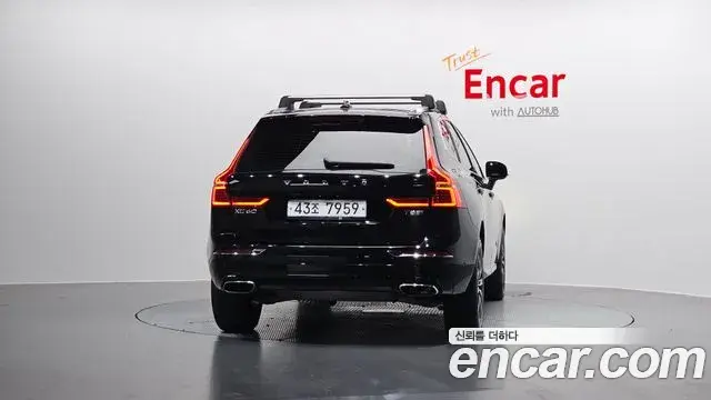 Volvo XC60 2019 — Şəkil 28/35