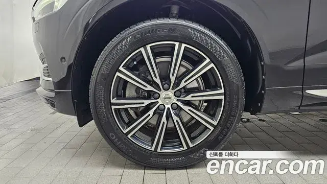 Volvo XC60 2019 — Şəkil 23/35