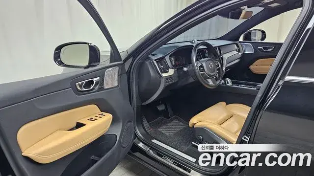 Volvo XC60 2019 — Şəkil 30/35