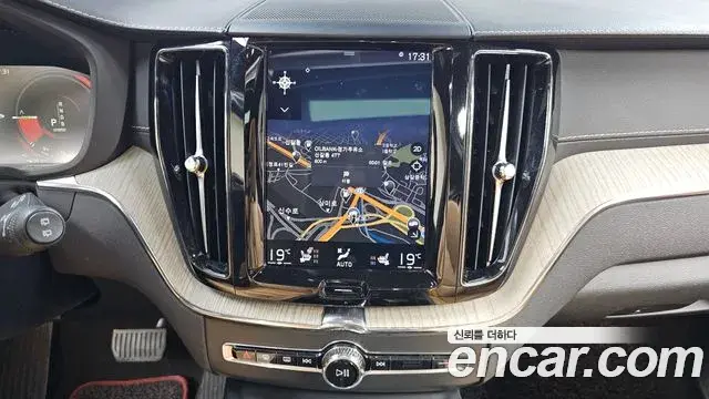 Volvo XC60 2019 — Şəkil 12/35