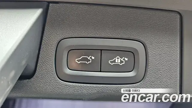 Volvo XC60 2019 — Şəkil 33/35