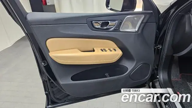 Volvo XC60 2019 — Şəkil 31/35