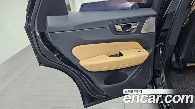 Volvo XC60 2019 — Şəkil 14/35