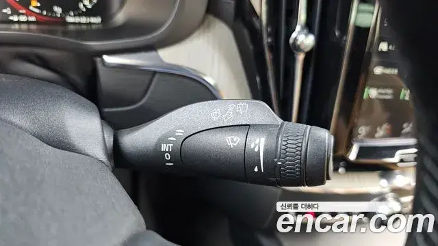Volvo XC60 2019 — Şəkil 25/35