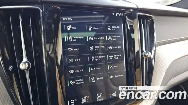 Volvo XC60 2019 — Şəkil 19/35