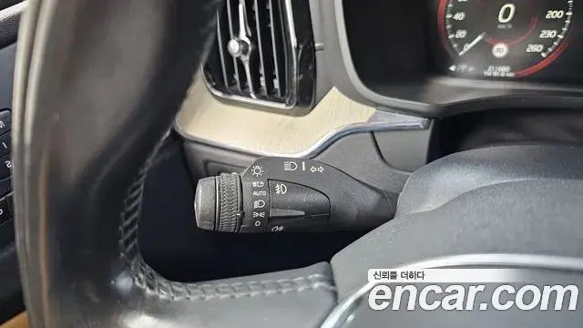 Volvo XC60 2019 — Şəkil 20/35