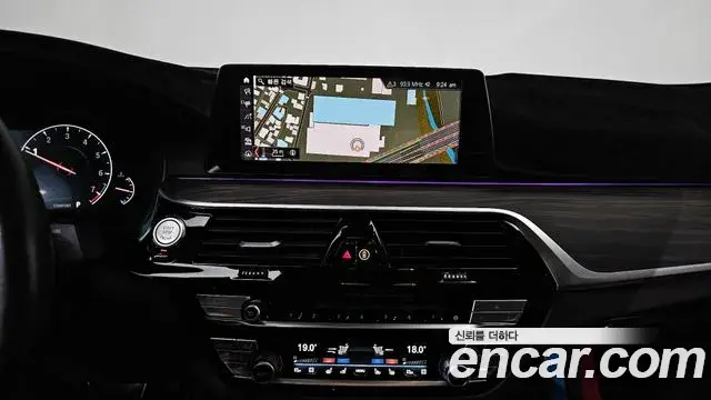 BMW 5 Series 2019 — Фото 12/20