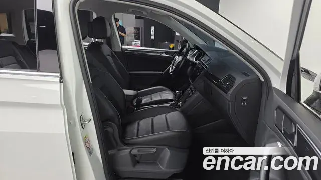 Volkswagen Tiguan 2018 — Фото 11/20