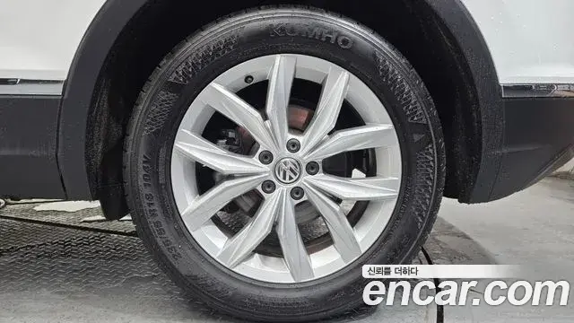 Volkswagen Tiguan 2018 — Photo 13/32