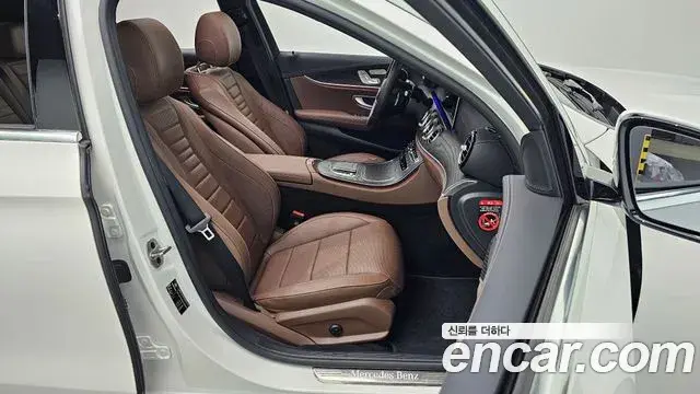 Mercedes-Benz E-Class 2023 — Фото 10/20