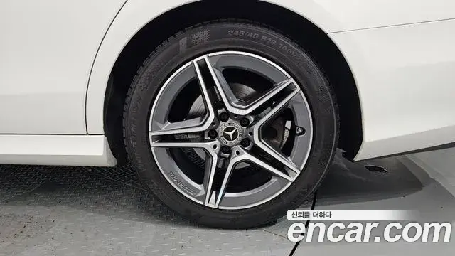 Mercedes-Benz E-Class 2023 — Şəkil 21/33