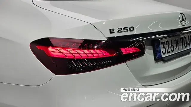Mercedes-Benz E-Class 2023 — Şəkil 19/33