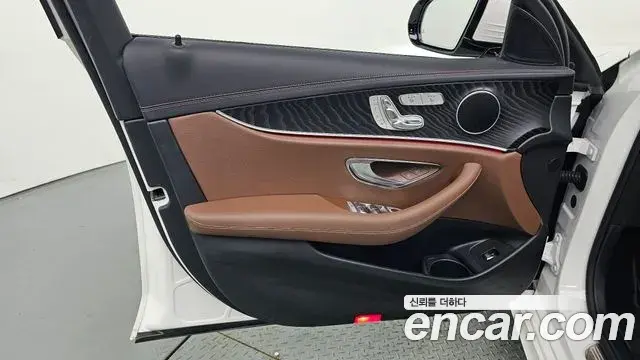 Mercedes-Benz E-Class 2023 — Şəkil 25/33
