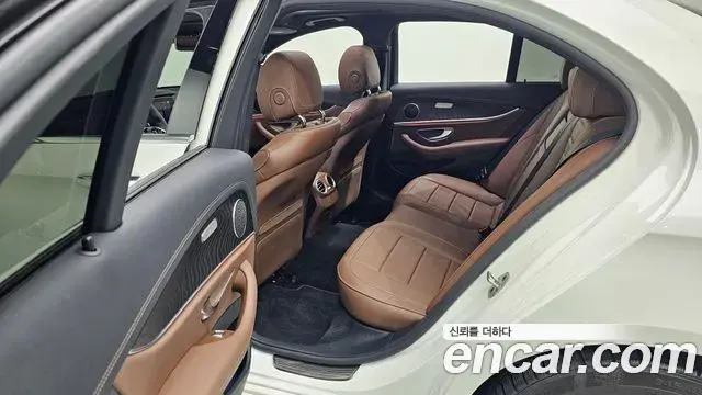 Mercedes-Benz E-Class 2023 — Şəkil 20/33
