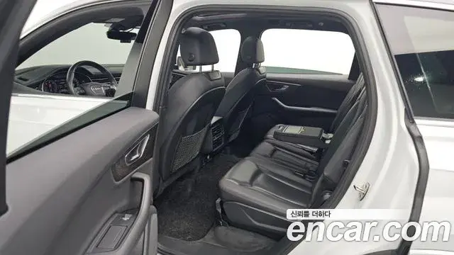Audi Q7 2020 — Şəkil 25/34