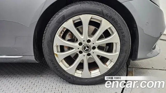 Mercedes-Benz E-Class 2019 — Şəkil 18/32