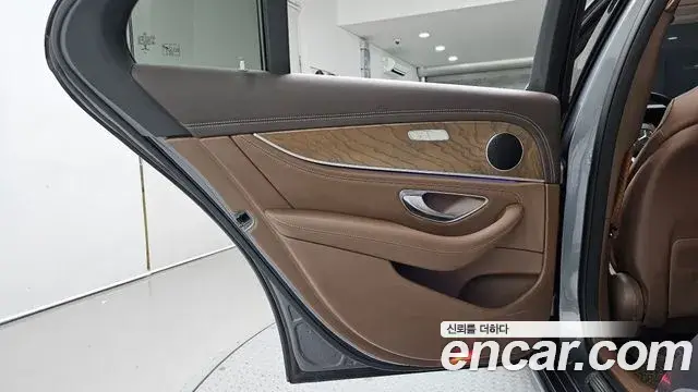 Mercedes-Benz E-Class 2019 — Şəkil 27/32