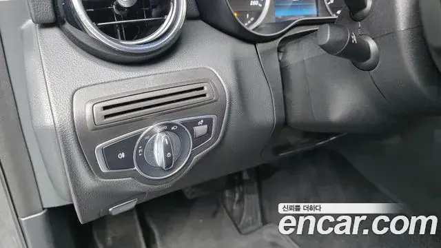 Mercedes-Benz C-Class 2019 — Photo 12/31