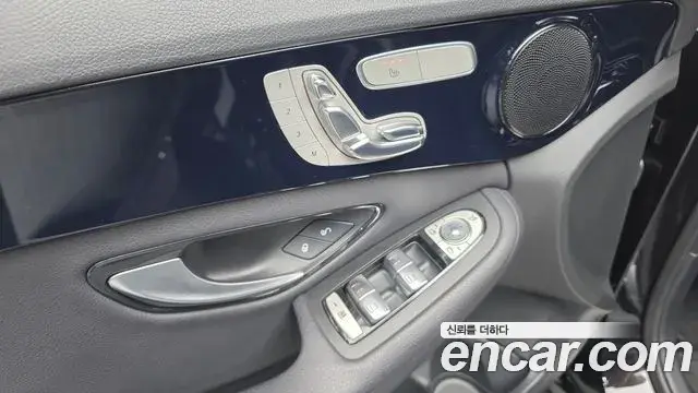 Mercedes-Benz C-Class 2019 — Photo 1/31