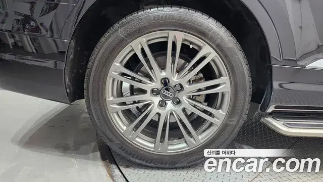 Audi Q7 2019 — Şəkil 22/31