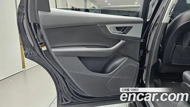 Audi Q7 2019 — Şəkil 18/31