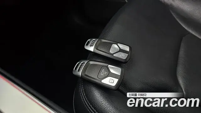Audi Q7 2019 — Şəkil 25/31