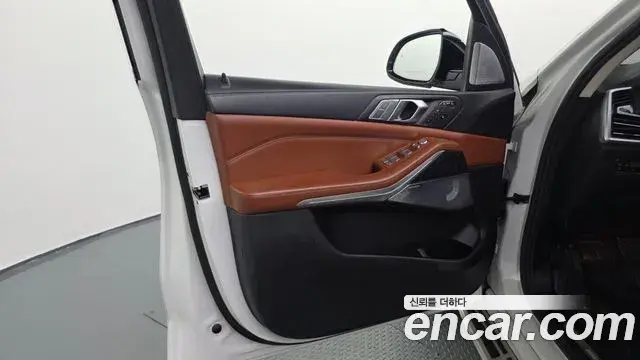 BMW X7 2021 — Şəkil 28/39