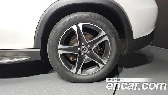 Mercedes-Benz GLE-Class 2021 — Photo 9/32